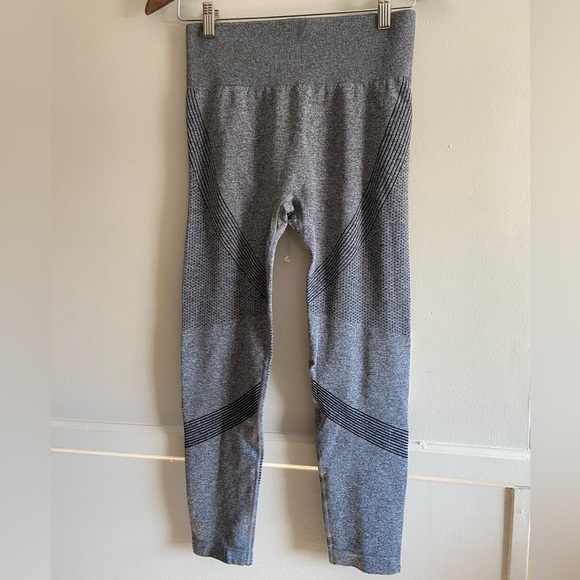 🌸 Amazon 🌸 grey scrunch butt leggings - Picture 3 of 9